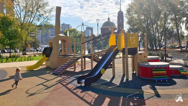 Безопасные и функциональные решения: оборудование для детских площадок в городской среде